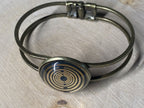 Armband - Lakhovsky MWO Antenne (stromlos) als nachtschwarzer ca. 25 mm großer Coin mit Goldlegierung in ein bronzefarbendes Schnapparmband eingearbeitet, Kupfer unterlegt