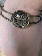 Armband - Lakhovsky MWO Antenne (stromlos) als nachtschwarzer ca. 25 mm großer Coin mit Goldlegierung in ein bronzefarbendes Schnapparmband eingearbeitet, Kupfer unterlegt