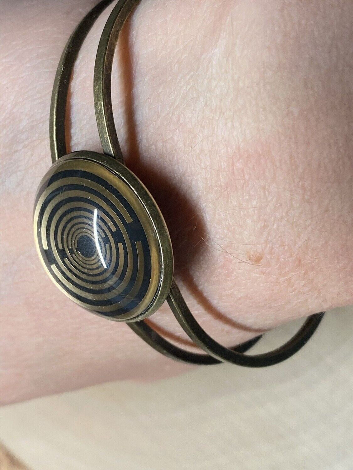 Armband - Lakhovsky MWO Antenne (stromlos) als nachtschwarzer ca. 25 mm großer Coin mit Goldlegierung in ein bronzefarbendes Schnapparmband eingearbeitet, Kupfer unterlegt