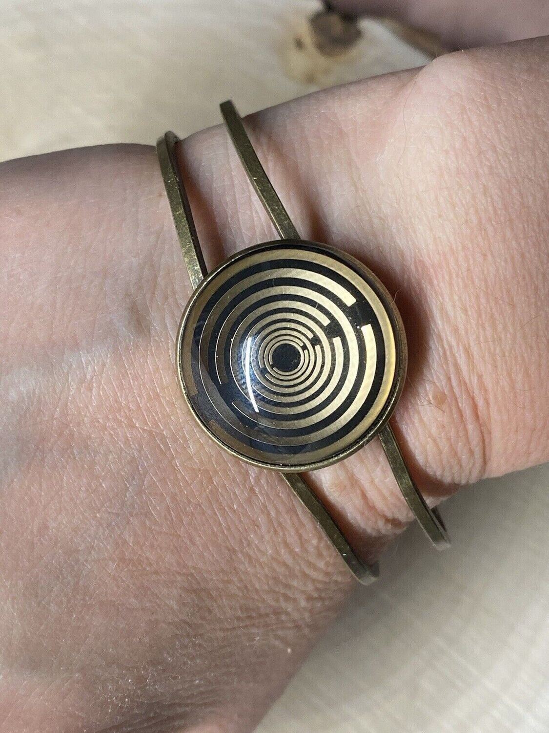 Armband - Lakhovsky MWO Antenne (stromlos) als nachtschwarzer ca. 25 mm großer Coin mit Goldlegierung in ein bronzefarbendes Schnapparmband eingearbeitet, Kupfer unterlegt