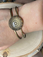 Armband - Dodecagram der heiligen Geometrie als nachtschwarzer ca. 25 mm großer Coin (ginter Glas) mit Goldlegierung in ein bronzefarbendes Schapparmband eingearbeitet, Kupfer unterlegt