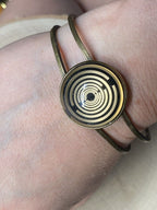 Armband - Lakhovsky MWO Antenne (stromlos) als nachtschwarzer ca. 25 mm großer Coin mit Goldlegierung in ein bronzefarbendes Schnapparmband eingearbeitet, Kupfer unterlegt
