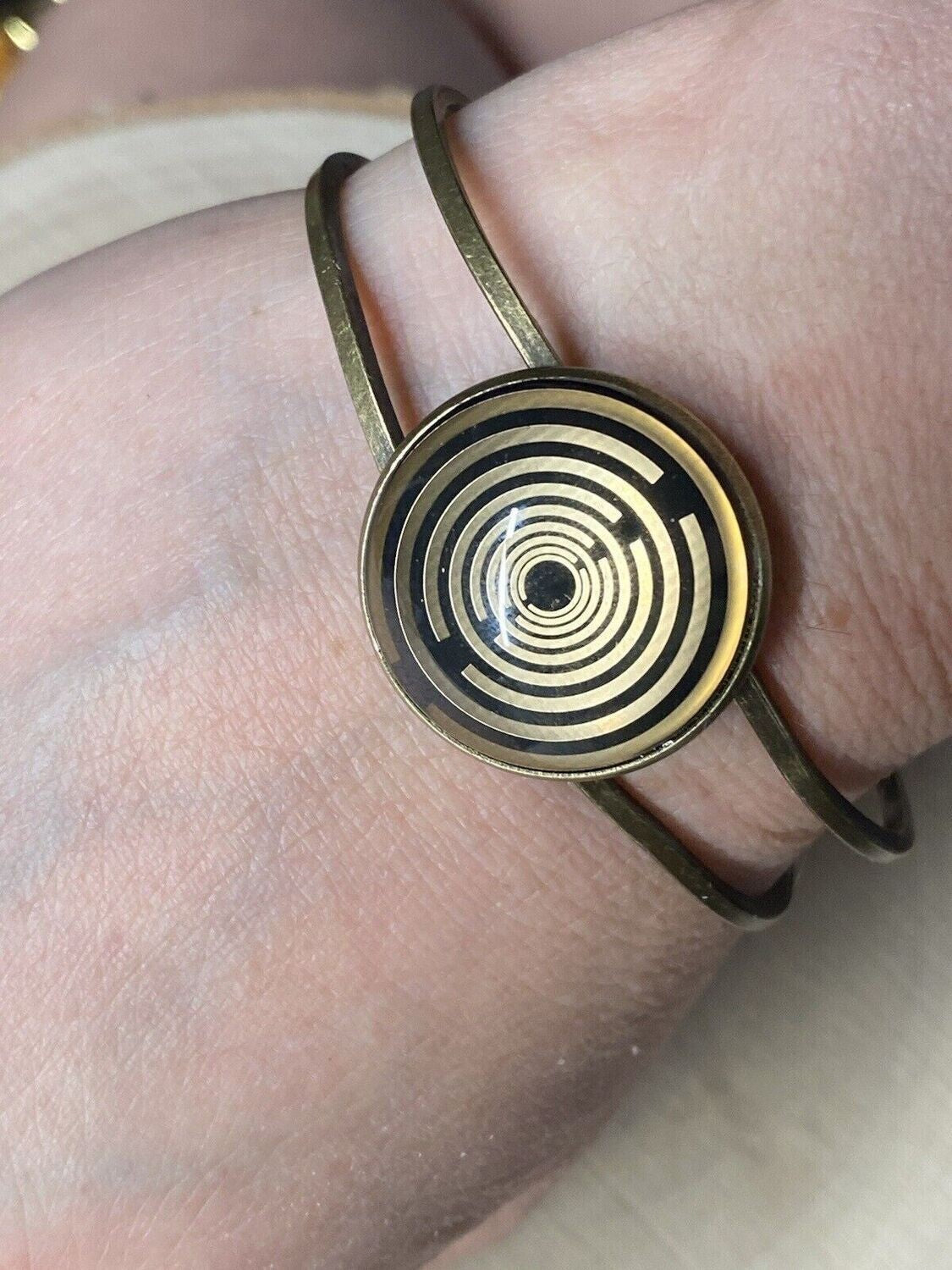 Armband - Lakhovsky MWO Antenne (stromlos) als nachtschwarzer ca. 25 mm großer Coin mit Goldlegierung in ein bronzefarbendes Schnapparmband eingearbeitet, Kupfer unterlegt