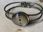 Armband - Lakhovsky MWO Antenne (stromlos) als nachtschwarzer ca. 25 mm großer Coin mit Goldlegierung in ein bronzefarbendes Schnapparmband eingearbeitet, Kupfer unterlegt