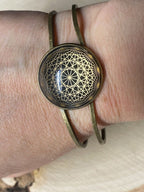 Armband - Dodecagram der heiligen Geometrie als nachtschwarzer ca. 25 mm großer Coin (ginter Glas) mit Goldlegierung in ein bronzefarbendes Schapparmband eingearbeitet, Kupfer unterlegt