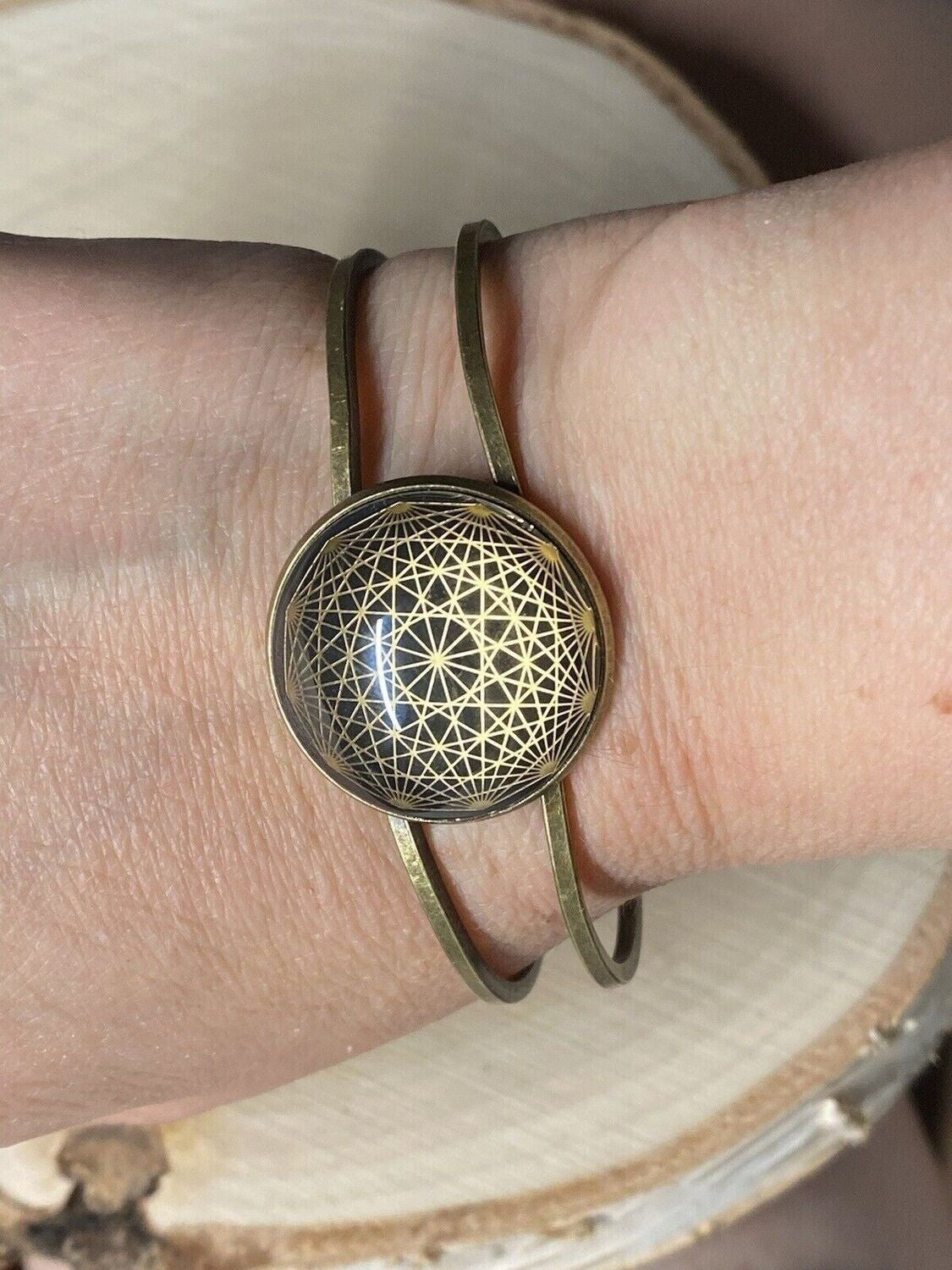 Armband - Dodecagram der heiligen Geometrie als nachtschwarzer ca. 25 mm großer Coin (ginter Glas) mit Goldlegierung in ein bronzefarbendes Schapparmband eingearbeitet, Kupfer unterlegt