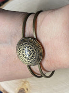 Armband - Dodecagram der heiligen Geometrie als nachtschwarzer ca. 25 mm großer Coin (ginter Glas) mit Goldlegierung in ein bronzefarbendes Schapparmband eingearbeitet, Kupfer unterlegt