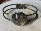 Armband - Dodecagram der heiligen Geometrie als nachtschwarzer ca. 25 mm großer Coin (ginter Glas) mit Goldlegierung in ein bronzefarbendes Schapparmband eingearbeitet, Kupfer unterlegt