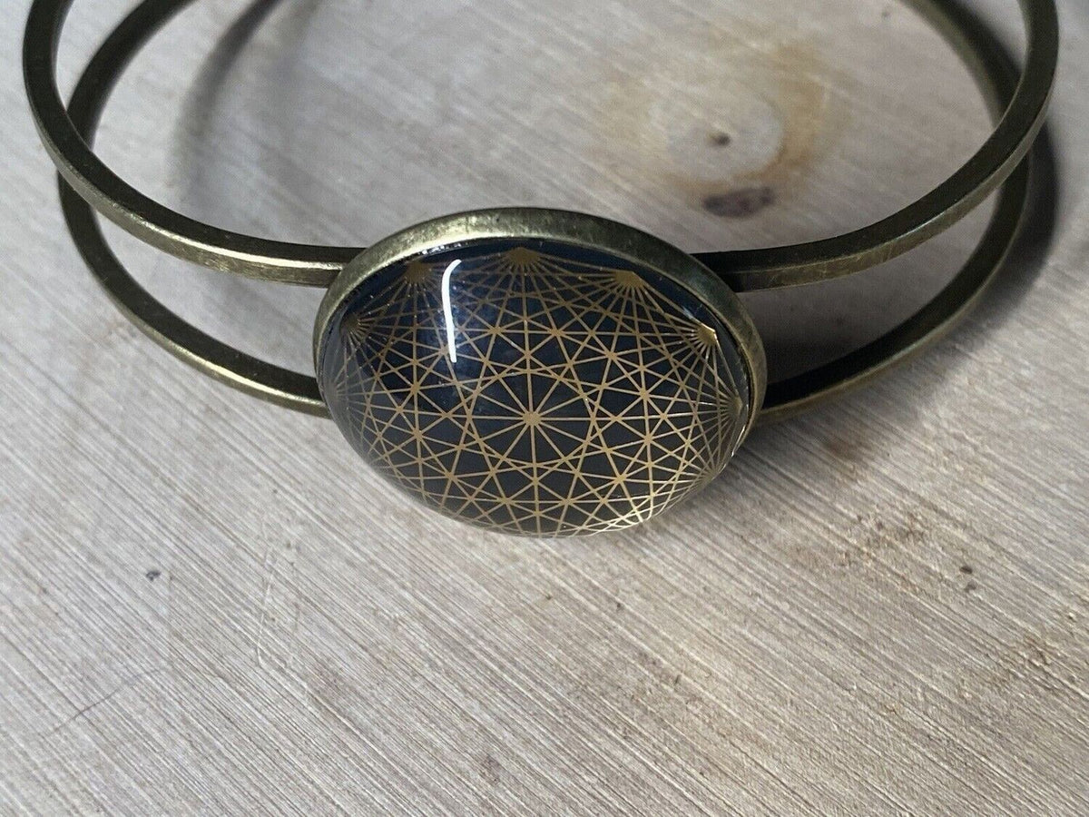 Armband - Dodecagram der heiligen Geometrie als nachtschwarzer ca. 25 mm großer Coin (ginter Glas) mit Goldlegierung in ein bronzefarbendes Schapparmband eingearbeitet, Kupfer unterlegt