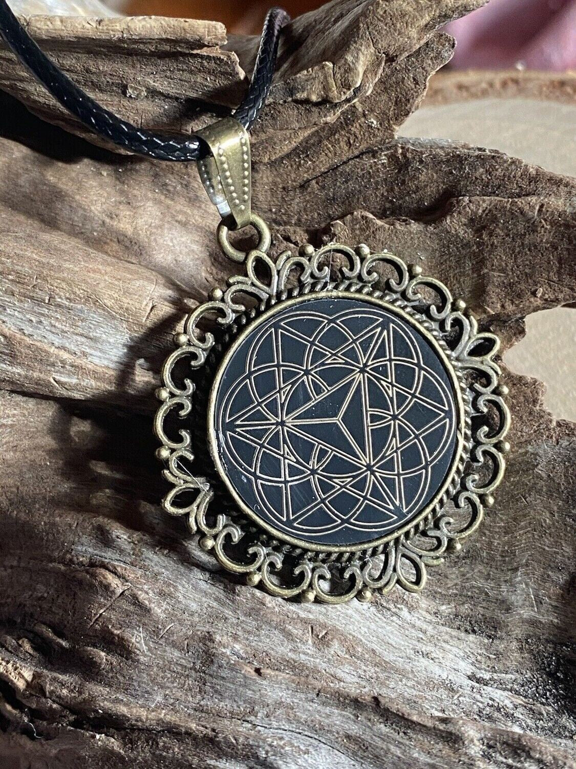 Amulett – Merkaba – 25 mm / goldlegiert / schwarz – Produktansicht 1