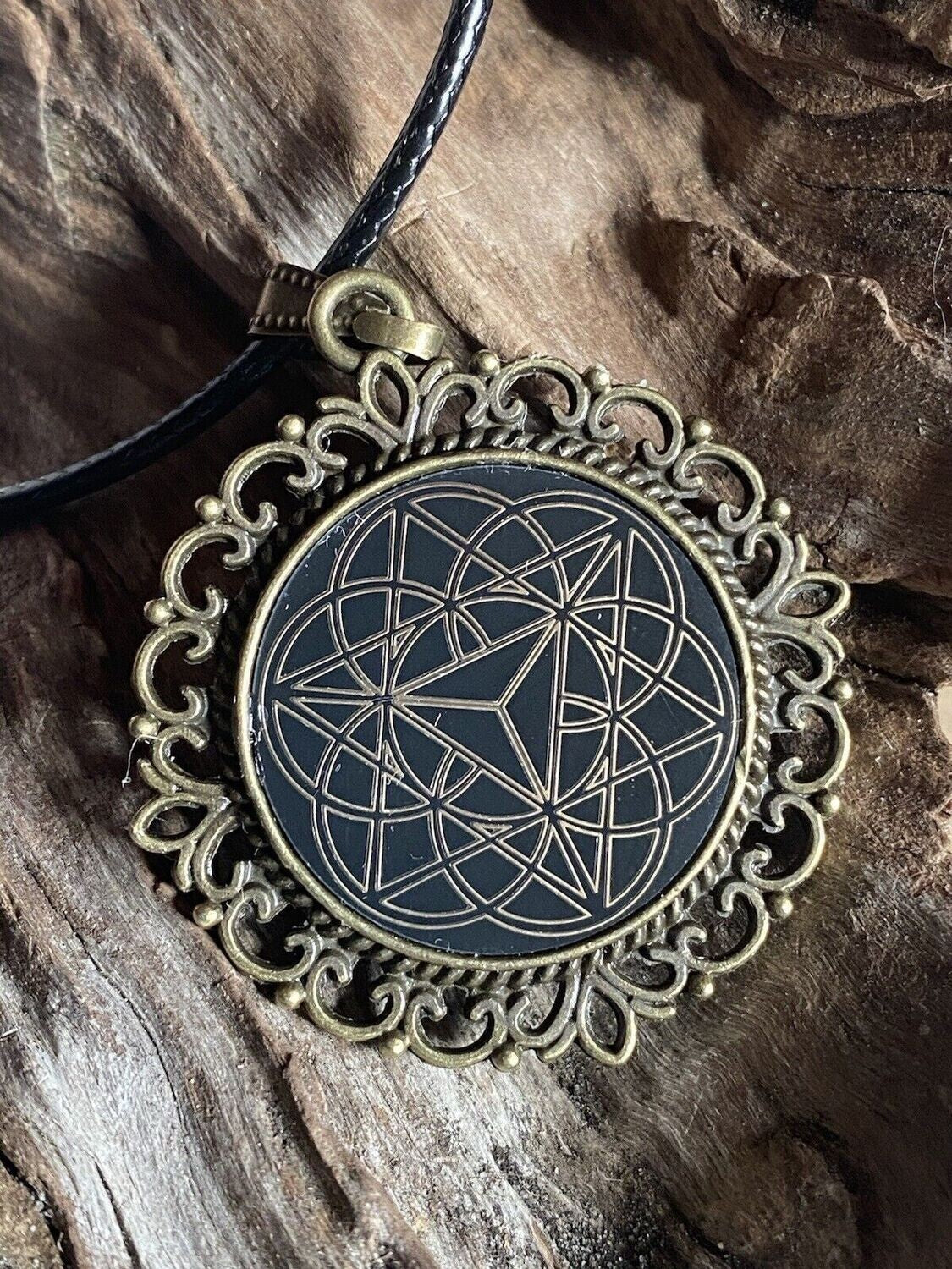 Amulett – Merkaba – 25 mm / goldlegiert / schwarz – Produktansicht 1