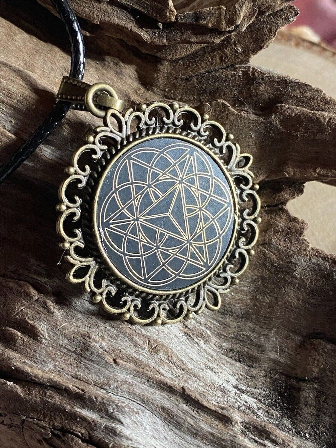Amulett – Merkaba – 25 mm / goldlegiert / schwarz – Produktansicht 1