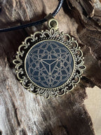 Amulett – Merkaba – 25 mm / goldlegiert / schwarz – Produktansicht 1