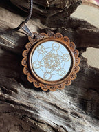 Amulett – Holzart, Metatron, platonische Körper, Disc weis 25 mm, goldlegiert, kupferunterlegt – Produktansicht 1