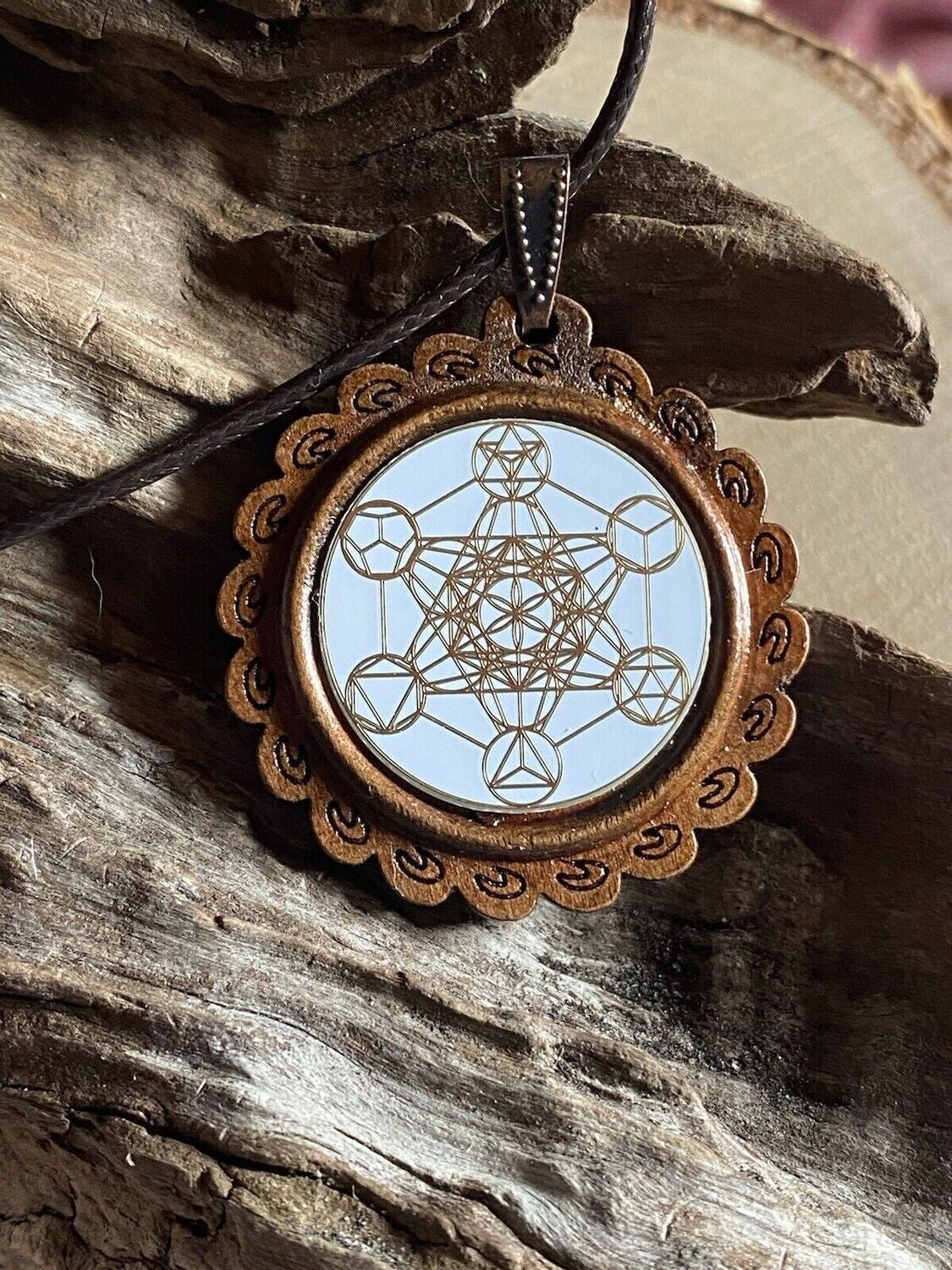Amulett – Holzart, Metatron, platonische Körper, Disc weis 25 mm, goldlegiert, kupferunterlegt – Produktansicht 1