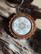Amulett – Holzart, Metatron, platonische Körper, Disc weis 25 mm, goldlegiert, kupferunterlegt – Produktansicht 1