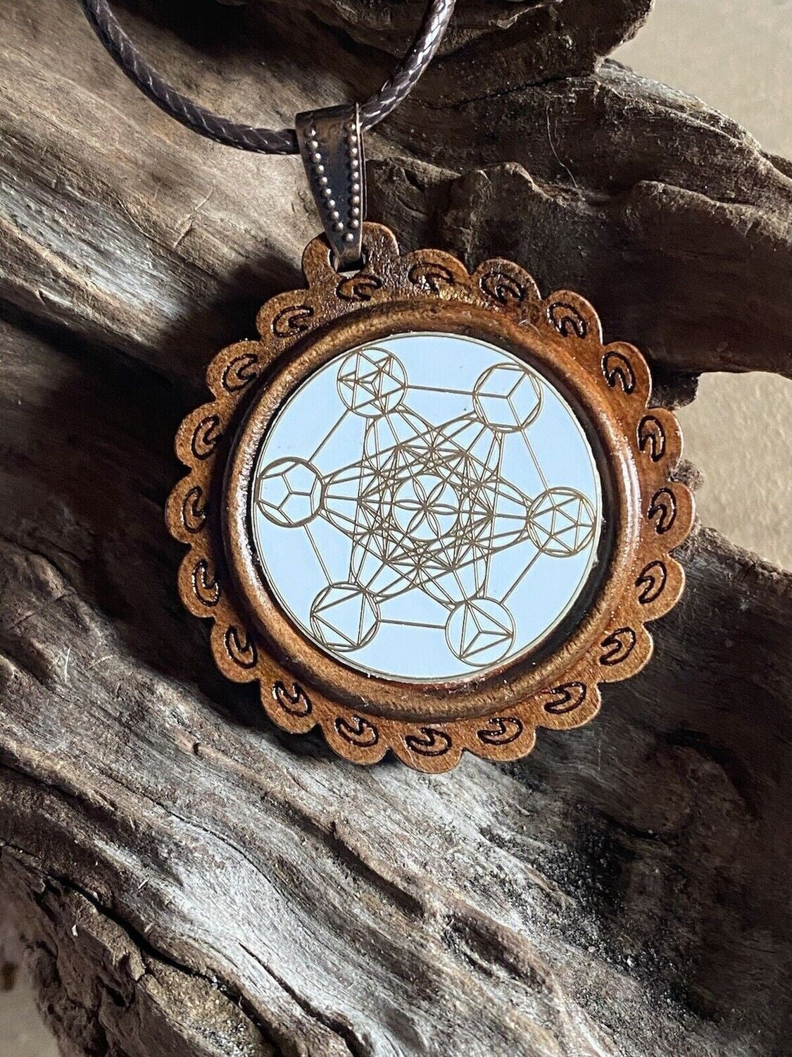 Amulett – Holzart, Metatron, platonische Körper, Disc weis 25 mm, goldlegiert, kupferunterlegt – Produktansicht 1
