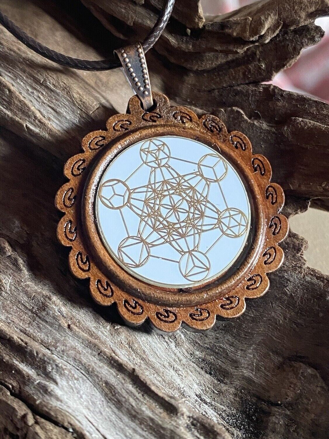 Amulett – Holzart, Metatron, platonische Körper, Disc weis 25 mm, goldlegiert, kupferunterlegt – Produktansicht 1