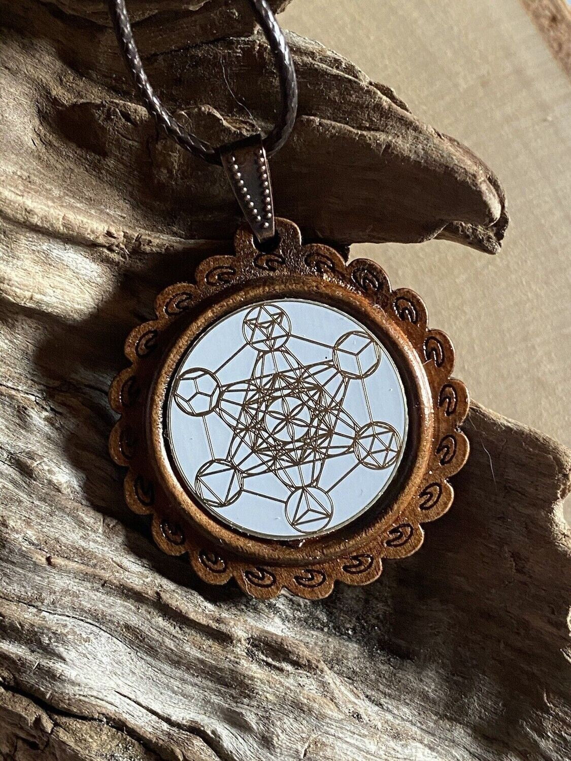 Amulett – Holzart, Metatron, platonische Körper, Disc weis 25 mm, goldlegiert, kupferunterlegt – Produktansicht 1