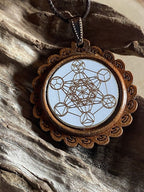 Amulett – Holzart, Metatron, platonische Körper, Disc weis 25 mm, goldlegiert, kupferunterlegt – Produktansicht 1