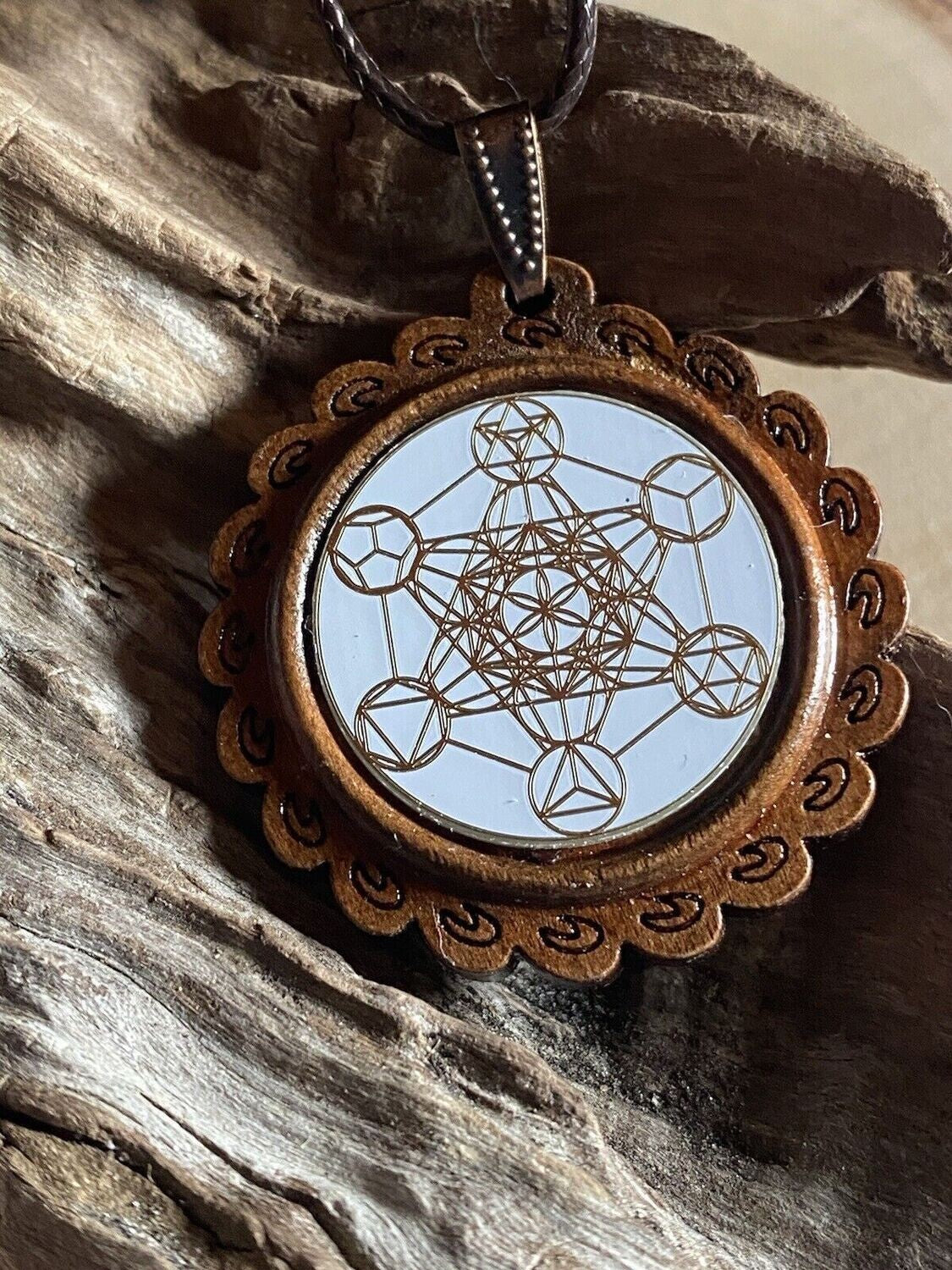 Amulett – Holzart, Metatron, platonische Körper, Disc weis 25 mm, goldlegiert, kupferunterlegt – Produktansicht 1