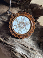 Amulett – Holzart, Metatron, platonische Körper, Disc weis 25 mm, goldlegiert, kupferunterlegt – Produktansicht 1