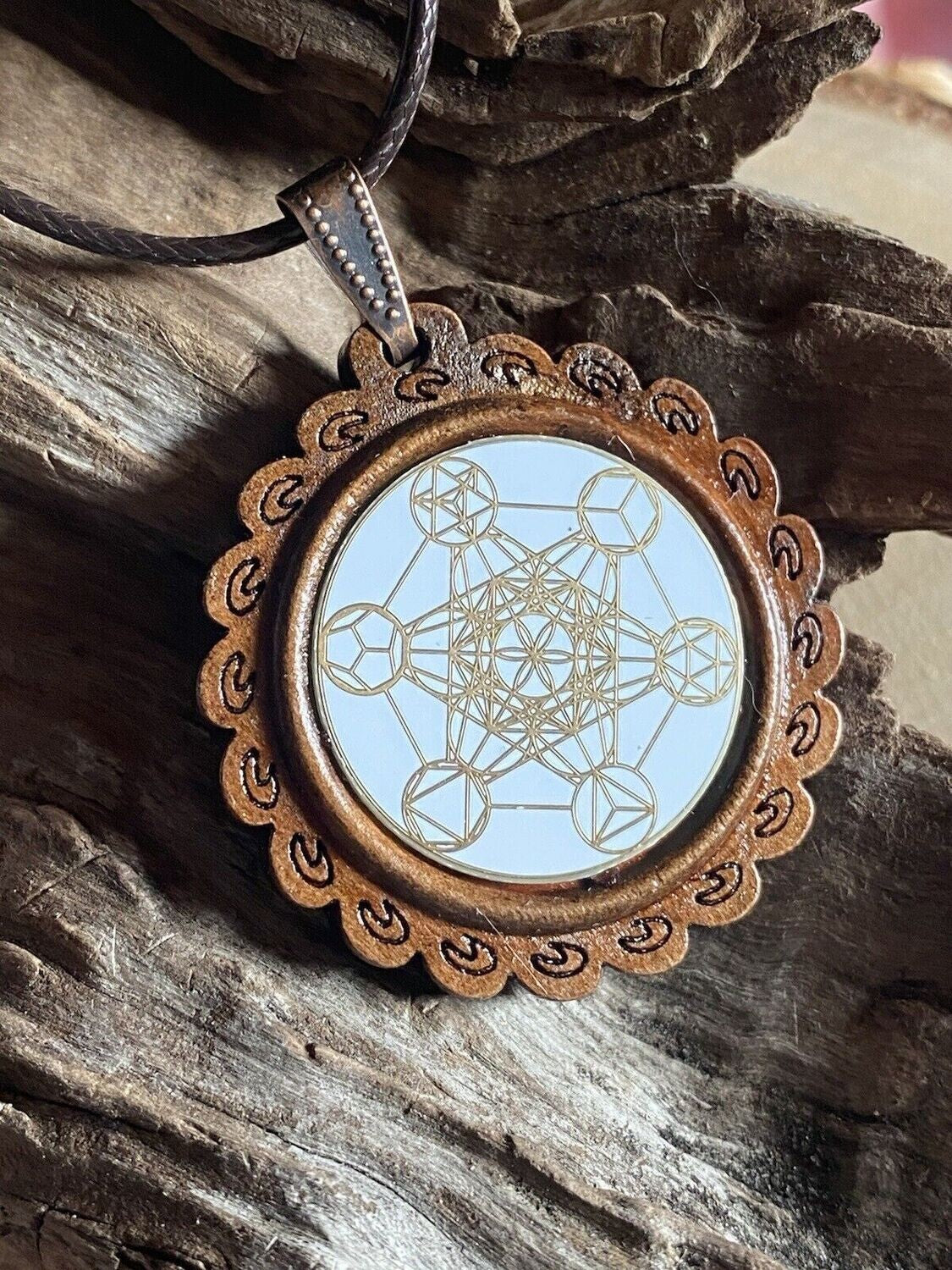 Amulett – Holzart, Metatron, platonische Körper, Disc weis 25 mm, goldlegiert, kupferunterlegt – Produktansicht 1