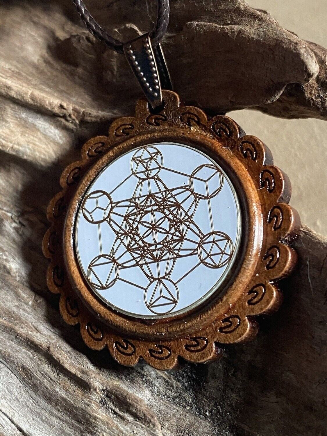 Amulett – Holzart, Metatron, platonische Körper, Disc weis 25 mm, goldlegiert, kupferunterlegt – Produktansicht 1