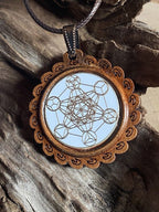 Amulett – Holzart, Metatron, platonische Körper, Disc weis 25 mm, goldlegiert, kupferunterlegt – Produktansicht 1