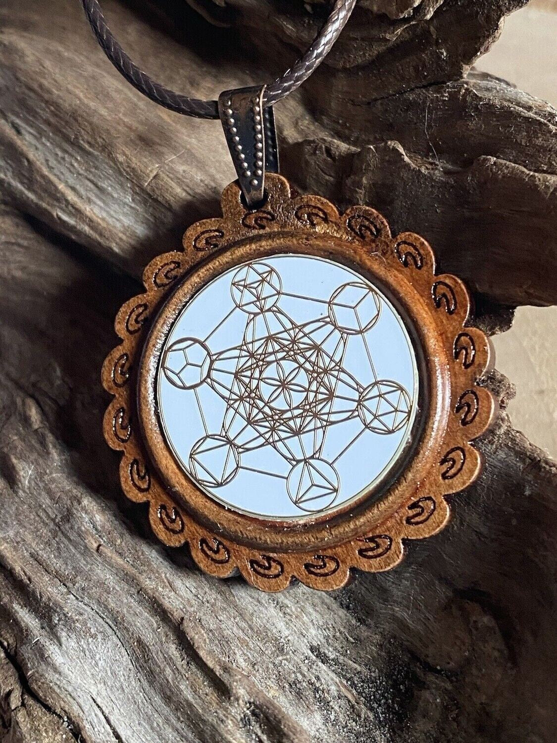 Amulett – Holzart, Metatron, platonische Körper, Disc weis 25 mm, goldlegiert, kupferunterlegt – Produktansicht 1