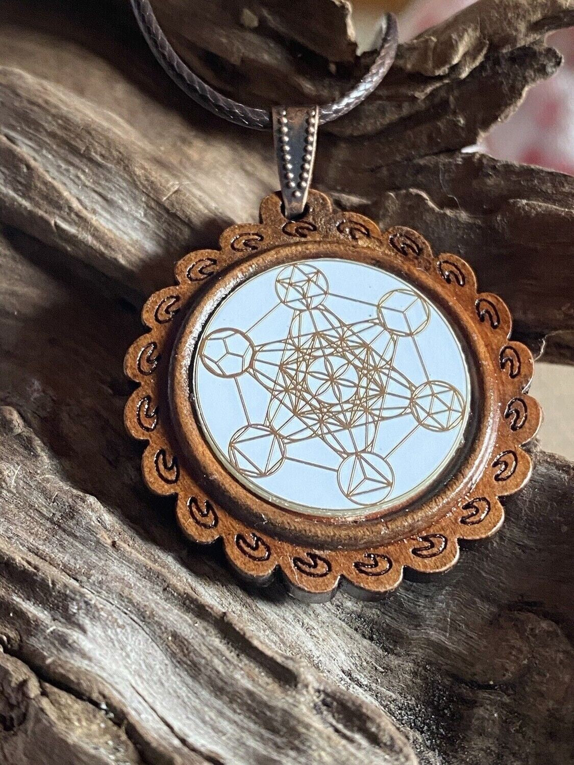 Amulett – Holzart, Metatron, platonische Körper, Disc weis 25 mm, goldlegiert, kupferunterlegt – Produktansicht 1
