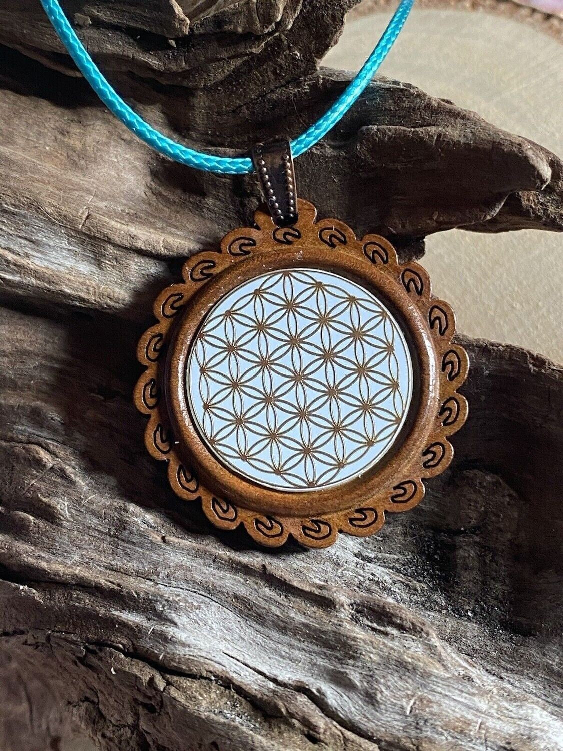 Amulett – Holzart, Blume des Lebens, Lebensblume, Disc in weiß 25 mm, goldlegiert, kupferunterlegt – Produktansicht 1