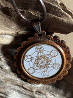 Amulett – Holzart, Metatron, platonische Körper, Disc weis 25 mm, goldlegiert, kupferunterlegt – Produktansicht 1