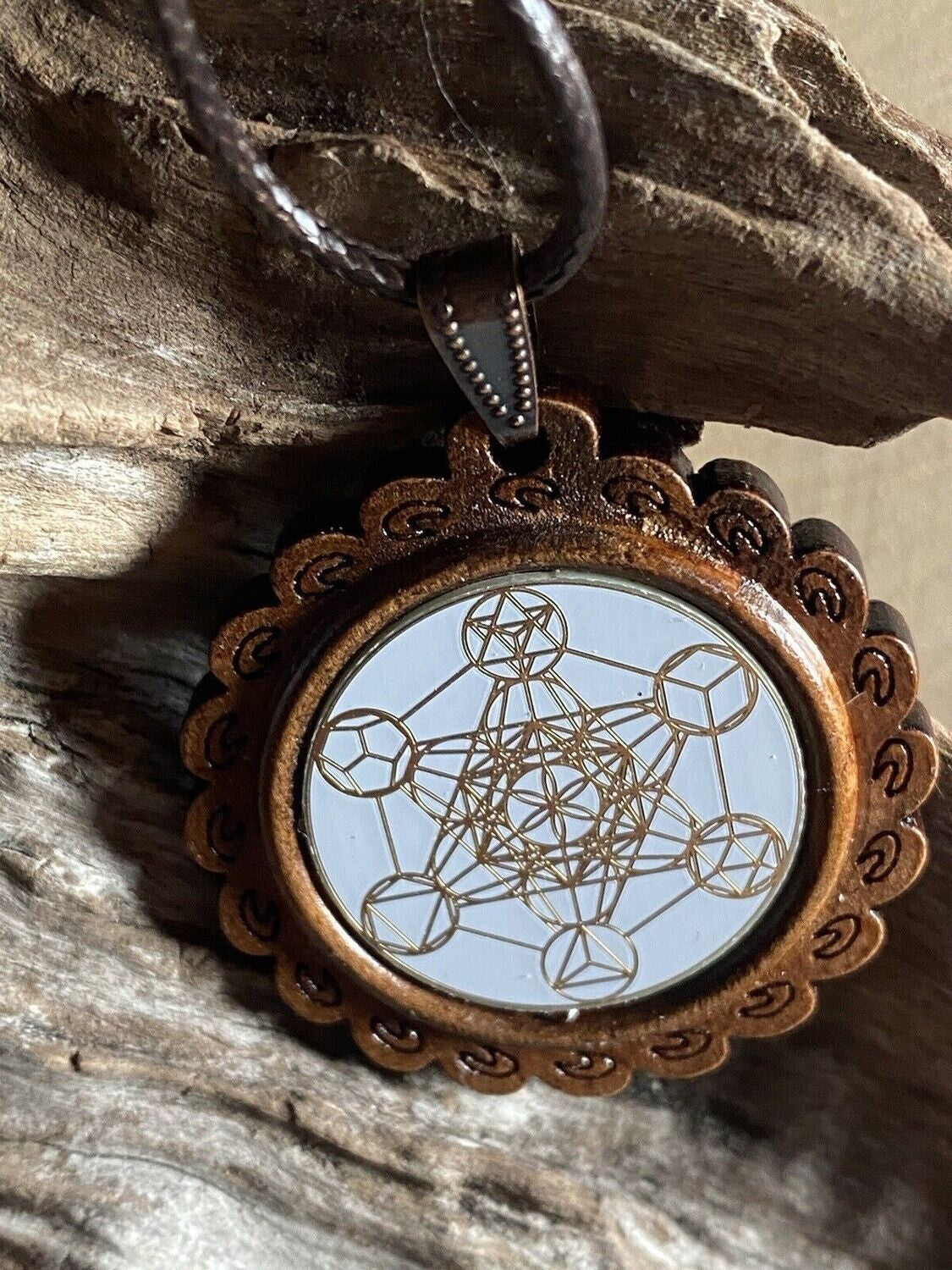 Amulett – Holzart, Metatron, platonische Körper, Disc weis 25 mm, goldlegiert, kupferunterlegt – Produktansicht 1