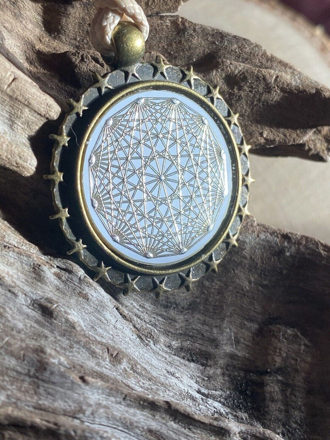 Amulett – mit Sternenrand – Dodecagram – 25 mm / zinnlegiert / weiß – Produktansicht 1