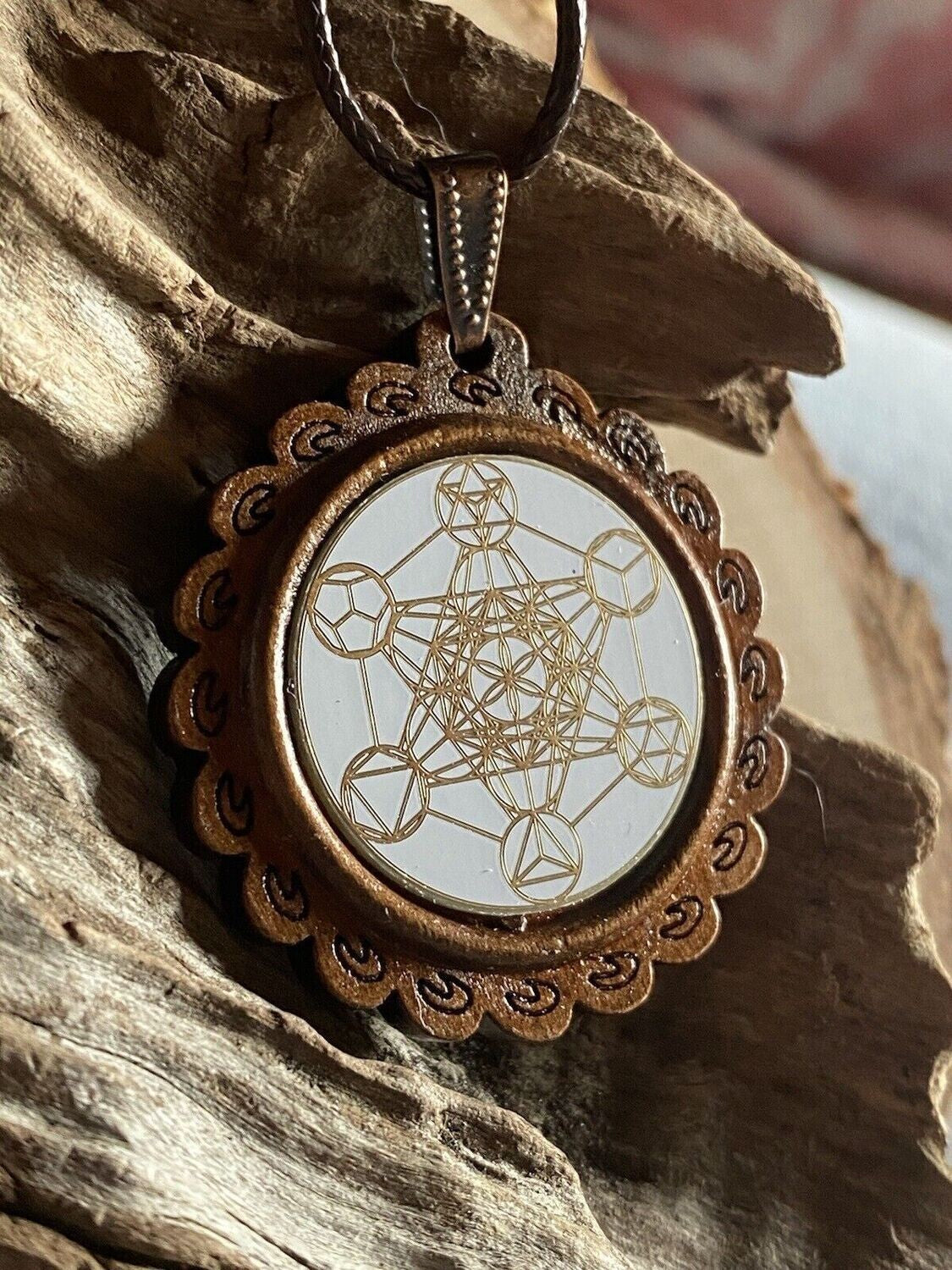 Amulett – Holzart, Metatron, platonische Körper, Disc weis 25 mm, goldlegiert, kupferunterlegt – Produktansicht 1