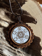 Amulett – Holzart, Metatron, platonische Körper, Disc weis 25 mm, goldlegiert, kupferunterlegt – Produktansicht 1