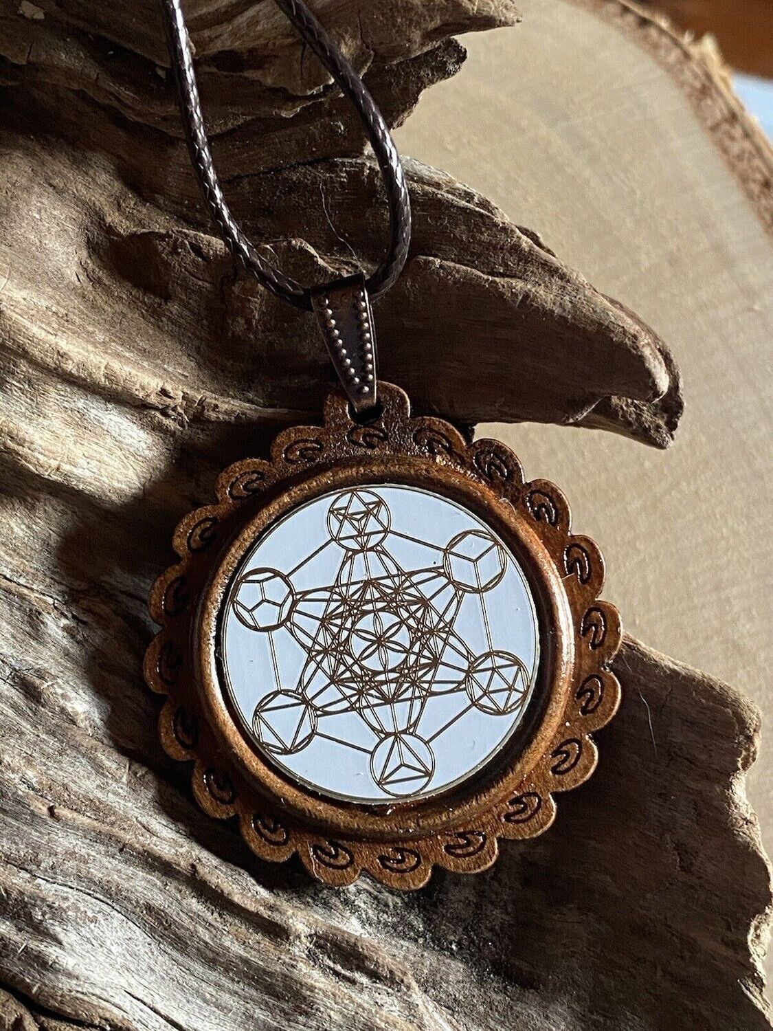 Amulett – Holzart, Metatron, platonische Körper, Disc weis 25 mm, goldlegiert, kupferunterlegt – Produktansicht 1
