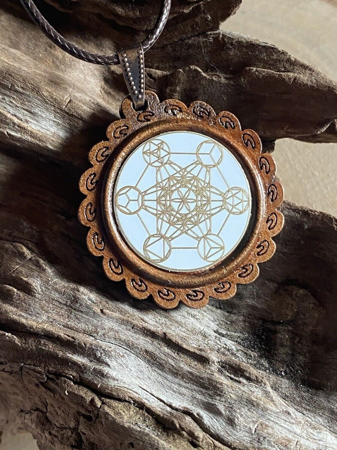Amulett – Holzart, Metatron, platonische Körper, Disc weis 25 mm, goldlegiert, kupferunterlegt – Produktansicht 1