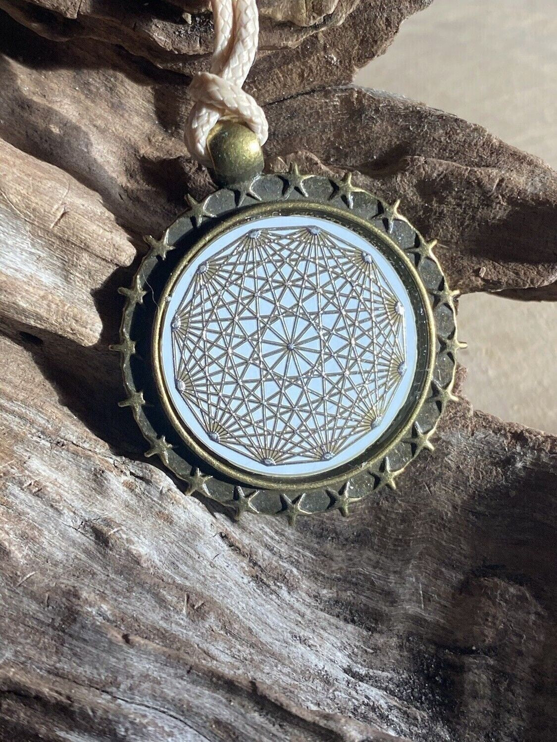 Amulett – mit Sternenrand – Dodecagram – 25 mm / zinnlegiert / weiß – Produktansicht 1
