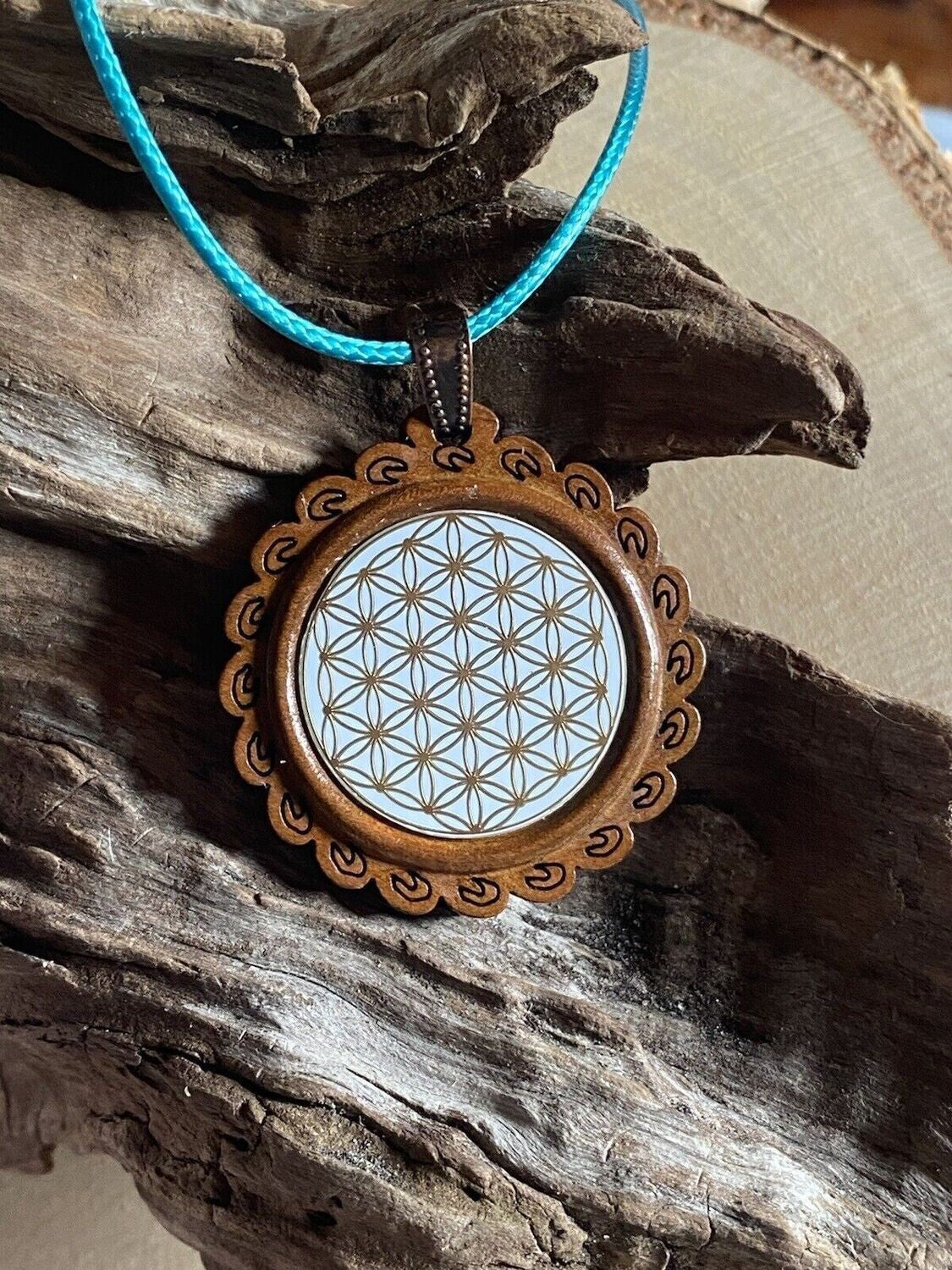 Amulett – Holzart, Blume des Lebens, Lebensblume, Disc in weiß 25 mm, goldlegiert, kupferunterlegt – Produktansicht 1
