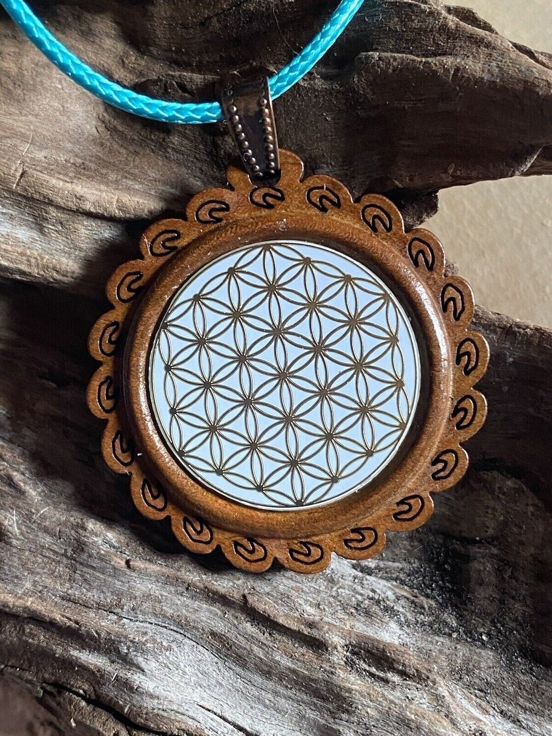 Amulett – Holzart, Blume des Lebens, Lebensblume, Disc in weiß 25 mm, goldlegiert, kupferunterlegt – Produktansicht 1