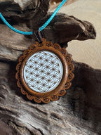Amulett – Holzart, Blume des Lebens, Lebensblume, Disc in weiß 25 mm, goldlegiert, kupferunterlegt – Produktansicht 1