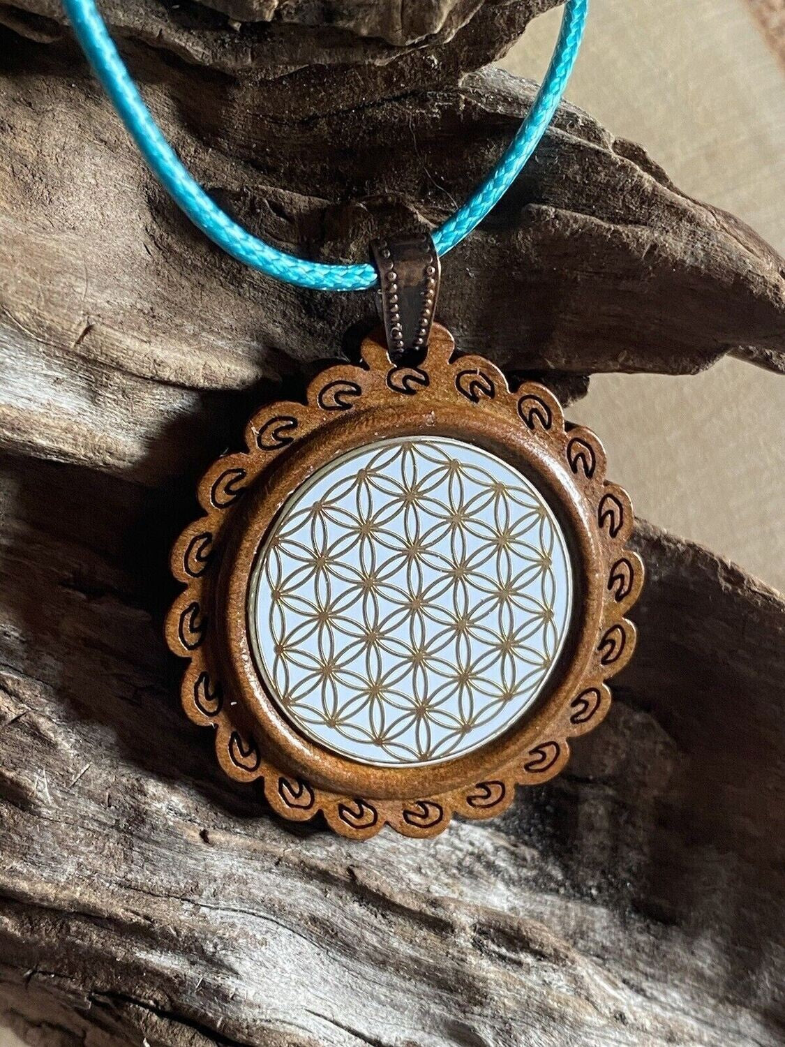 Amulett – Holzart, Blume des Lebens, Lebensblume, Disc in weiß 25 mm, goldlegiert, kupferunterlegt – Produktansicht 1