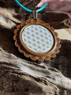 Amulett – Holzart, Blume des Lebens, Lebensblume, Disc in weiß 25 mm, goldlegiert, kupferunterlegt – Produktansicht 1