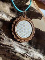 Amulett – Holzart, Blume des Lebens, Lebensblume, Disc in weiß 25 mm, goldlegiert, kupferunterlegt – Produktansicht 1