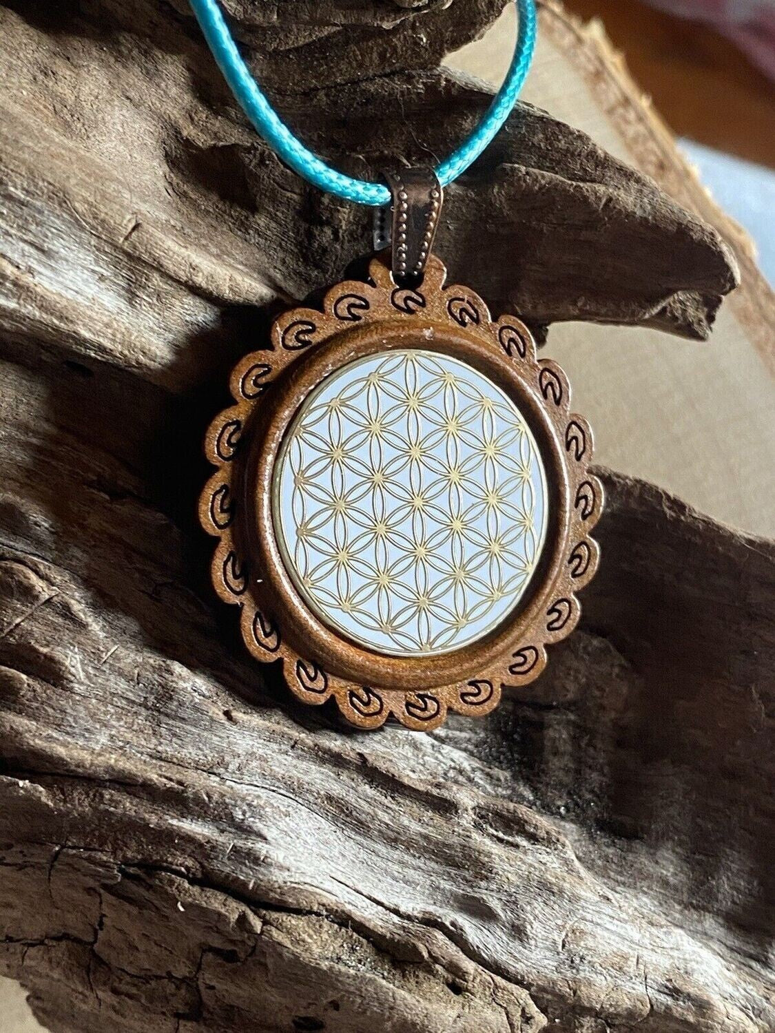 Amulett – Holzart, Blume des Lebens, Lebensblume, Disc in weiß 25 mm, goldlegiert, kupferunterlegt – Produktansicht 1