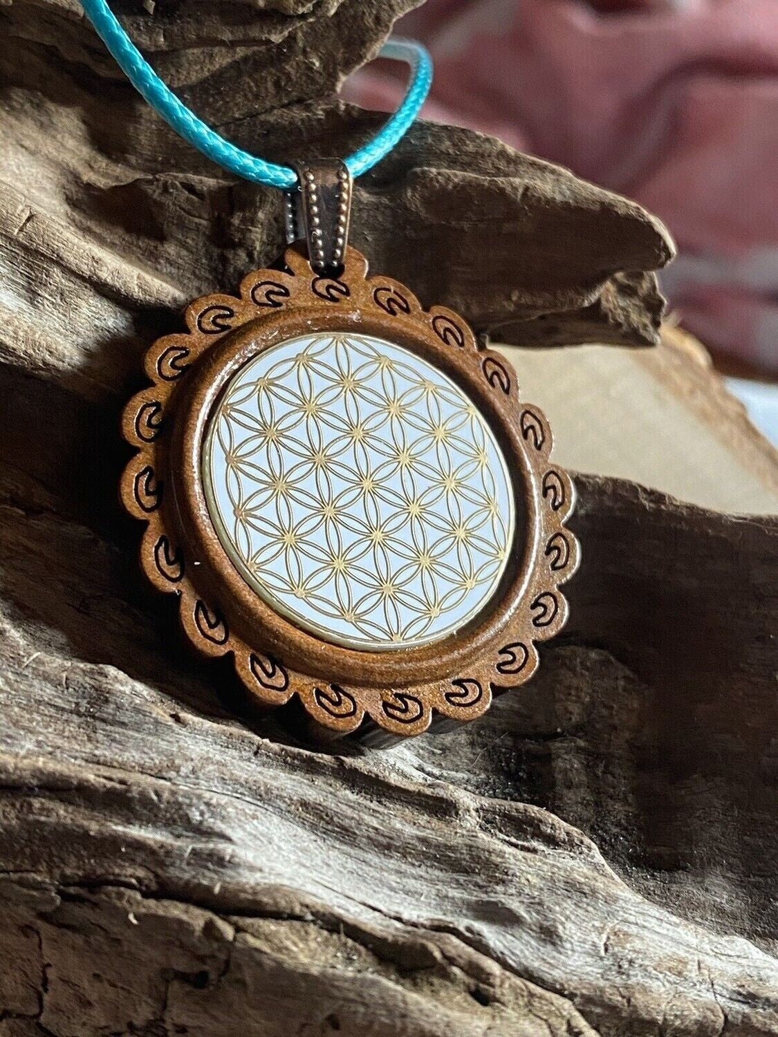 Amulett – Holzart, Blume des Lebens, Lebensblume, Disc in weiß 25 mm, goldlegiert, kupferunterlegt – Produktansicht 1