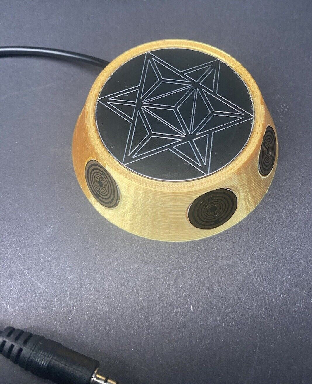 50 mm VibraNex UFO – silk golden, Oberflächenplatte zinnlegiert – Produktansicht 1