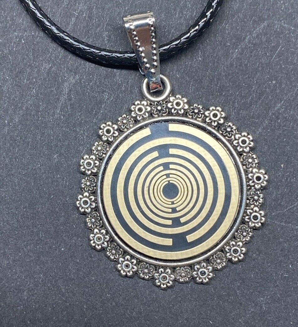 Amulett – Blumenmuster – Lakhovsky MWO – 20 mm / goldlegiert / schwarz – Produktansicht 1
